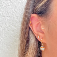 Brinco Amaea Meia Bola Cravejada em Zircônias Coloridas Folheado a Ouro 18k