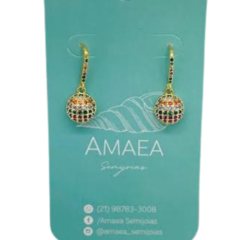 Brinco Amaea Meia Bola Cravejada em Zircônias Coloridas Folheado a Ouro 18k