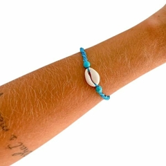 Pulseira Amaea Macramê Azul com entremeio de Buzios 