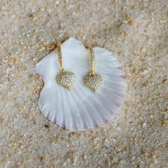 Brinco Amaea Gancho com Coração Cravejado em Zircônia Cristal Folheado a Ouro 18K - Amaea Semijoias 