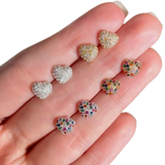 Brinco Coração Cravejado com Zircônias Coloridas Folheado a Ouro 18k