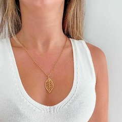 Colar Amaea Folha Vazada Folheada a Ouro 18k