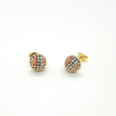 Brinco Pino Meia Bola Cravejada em Zircônias Coloridas Folheado a Ouro 18k