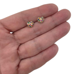 Brinco Coração Cravejado com Zircônias Coloridas Folheado a Ouro 18k