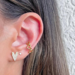 Brinco Coração Ponta Cravejado em Zircônias Folheado a Ouro 18k