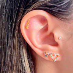 Kit dois Brincos Corações Vazados com Zircônias Coloridas Folheado a Ouro 18k