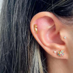 Brinco Coração Cravejado com Zircônias Coloridas Folheado a Ouro 18k