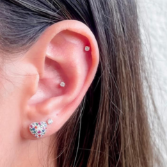 Brinco Coração Cravejado com Zircônias Coloridas Folheado a Prata