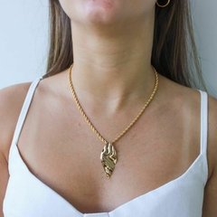 Conjunto Amaea Colar e Brinco Formato Folha Trabalhada Folheado a Ouro 18k 