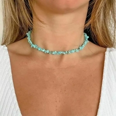 Choker Amaea Cascalho Pedra Howlita Azul Natural Mini Folheado a Prata