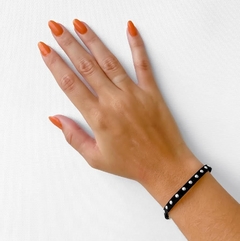 Pulseira larga Amaea Preta com Tachinhas
