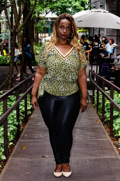 BLUSA ANIMAL PRINT VERDE - comprar online