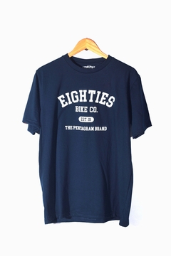 REMERA EIGHTIES COACH TEE (TSHEIG030) en internet