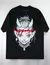 Camiseta oversize preta com estampa de personagem demoníaco, apresentando chifres, piercings e detalhes em vermelho.