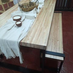 Juego de mesa y dos bancos en internet
