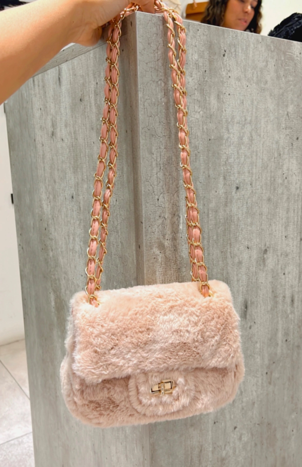 cartera peluda invierno ROSA