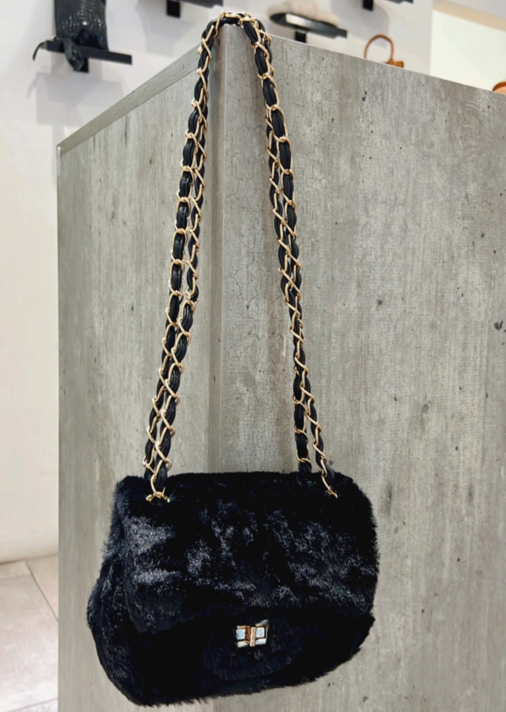 cartera peluda invierno NEGRO
