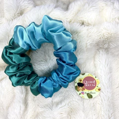 Xuxinha / scrunchie de cetim “blue”