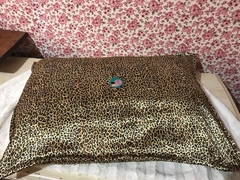 Fronha em cetim estampado "Oncinha"