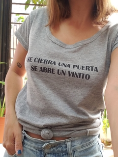 Se cierra una puerta se abre un vinito - comprar online