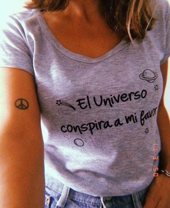 Remera El universo conspira a mi favor - comprar online