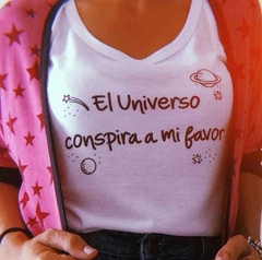 Remera El universo conspira a mi favor