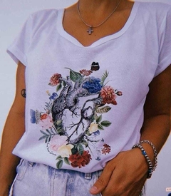 Remera Corazon con Flores / FLORECIENDO