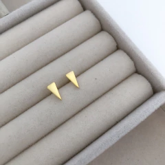 Brinco Triângulo Longo Pequeno Banho de Ouro 18k - comprar online