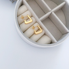 Mini Argola Triângulo Bold Banho de Ouro 18k