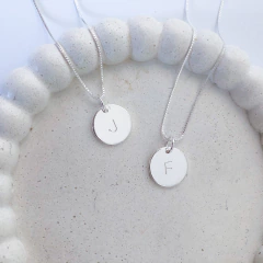 Colar Medalha Inicial Personalizada Banho de Prata - Elephann Acessórios