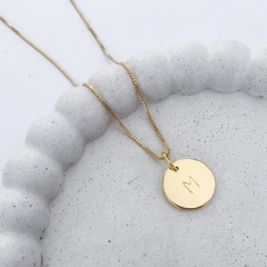 Colar Medalha Inicial Personalizada Banho de Ouro 18k + Embalagem Especial na internet