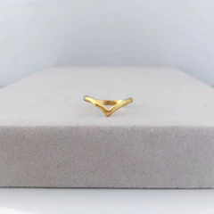 Anel V Banho de Ouro 18k - Elephann Acessórios