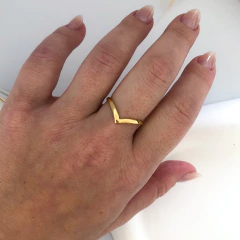 Anel V Banho de Ouro 18k