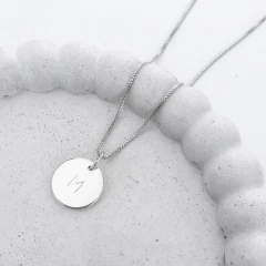 Colar Medalha Inicial Personalizada Banho de Prata - comprar online