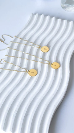 Colar Medalha Inicial Personalizada Banho de Ouro 18k na internet