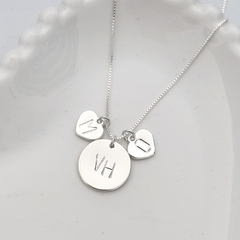 Colar Iniciais 3 Medalhas (Círculo + 2 Corações) Personalizadas Banho de Prata - comprar online