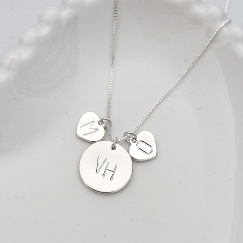Colar Iniciais 3 Medalhas (Círculo + 2 Corações) Personalizadas Banho de Prata - comprar online