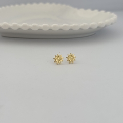 Mini Brinco Flor Margarida Banho de Ouro - Elephann Acessórios