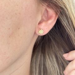Mini Brinco Flor Margarida Banho de Ouro - loja online