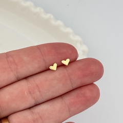 Mini Brinco Coração Achatado Banho de Ouro - Elephann Acessórios