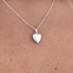 Relicário Colar Coração Mini Banho de Prata na internet