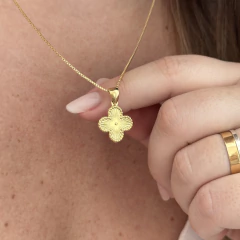 Colar com Pingente Trevo Banho de Ouro - comprar online