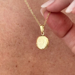 Colar Relicário Mini Redondo Flores Banho de Ouro - comprar online