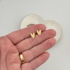 Mini Brinco Coração Puxadinho Banho de Ouro - loja online