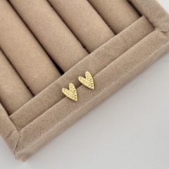 Mini Brinco Coração Puxadinho Banho de Ouro na internet