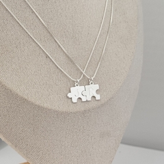 Colar Medalha Inicial Personalizada Quebra Cabeça Banho de Prata - loja online