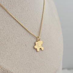 Colar Medalha Inicial Personalizada Quebra Cabeça Banho de Ouro - comprar online