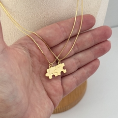 Colar Medalha Inicial Personalizada Quebra Cabeça Banho de Ouro