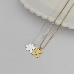 Colar Medalha Inicial Personalizada Quebra Cabeça Banho de Ouro - comprar online