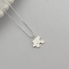 Colar Medalha Inicial Personalizada Quebra Cabeça Banho de Prata - comprar online